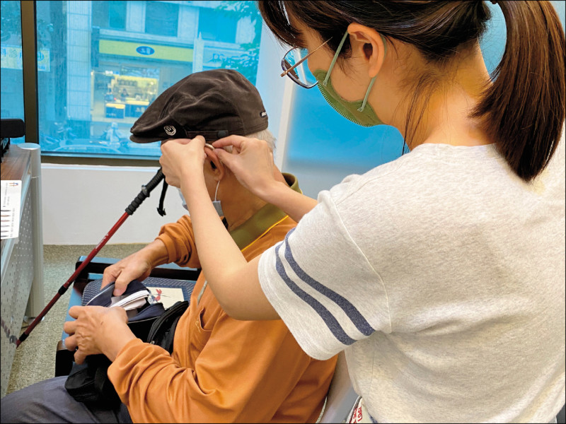 【自由時報】助聽器像耳機？聽損拒戴反加速聽力退化(標題圖檔)